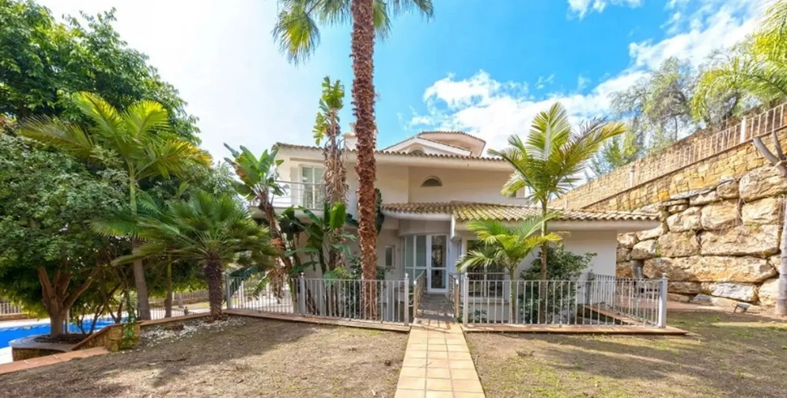 Sale of detached villa in Los Almendros 90