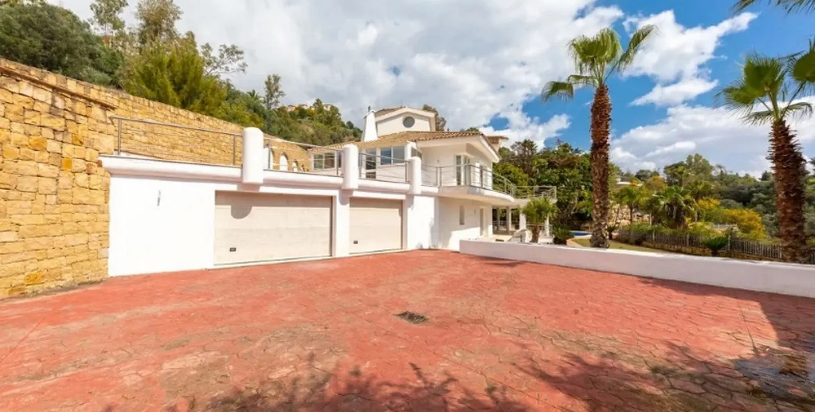 Sale of detached villa in Los Almendros 99