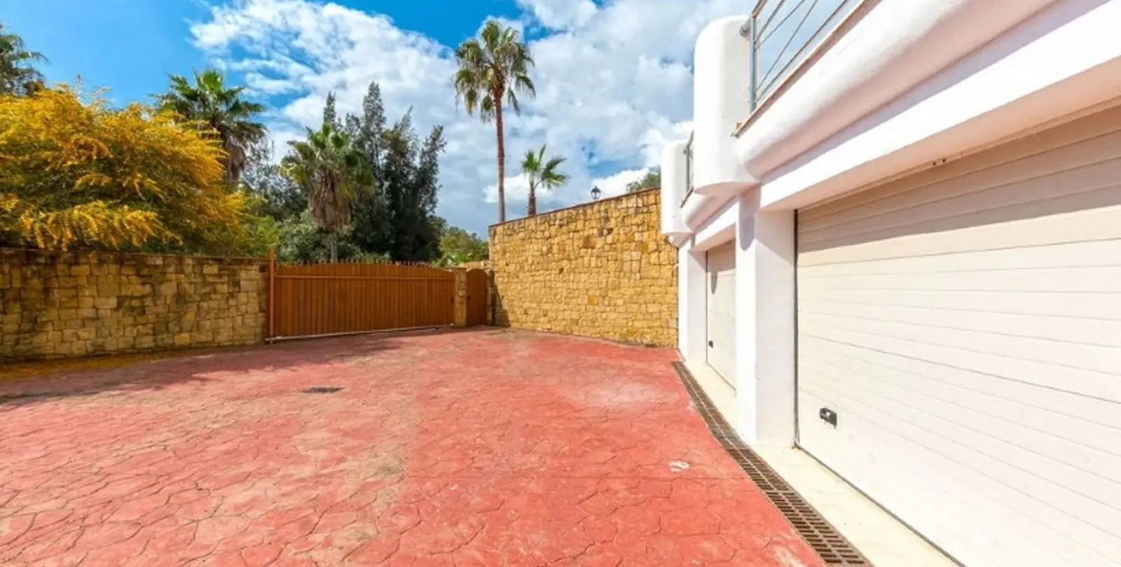 Sale of detached villa in Los Almendros 101