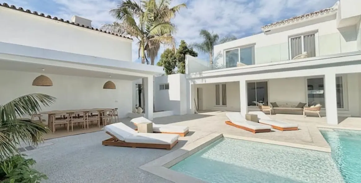 Sale of detached villa in Marbella 1