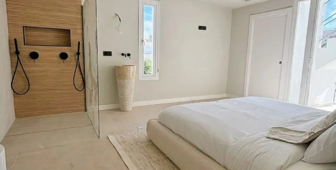 Sale of detached villa in Marbella 16