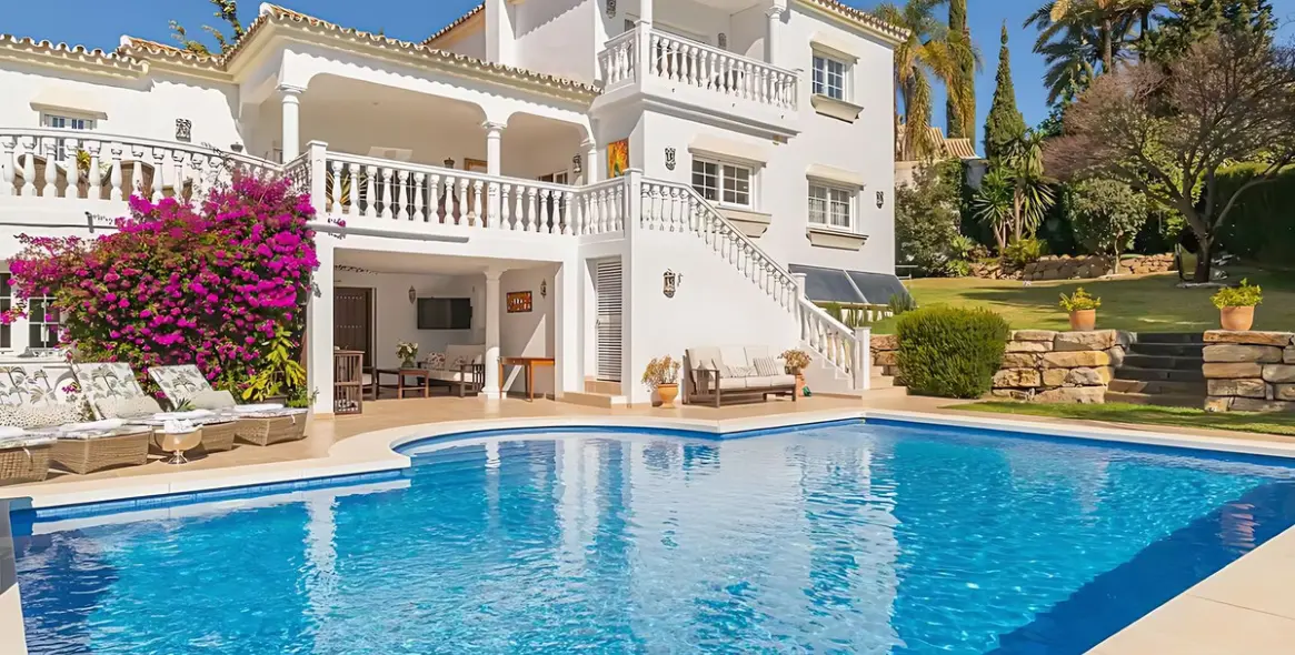 Sale of detached villa in El Paraiso 1