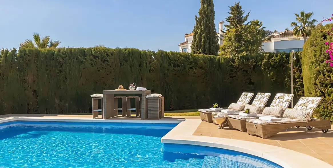 Sale of detached villa in El Paraiso 2