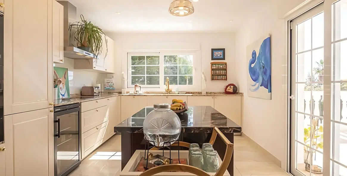 Sale of detached villa in El Paraiso 4