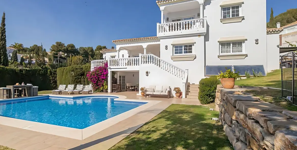Sale of detached villa in El Paraiso 6