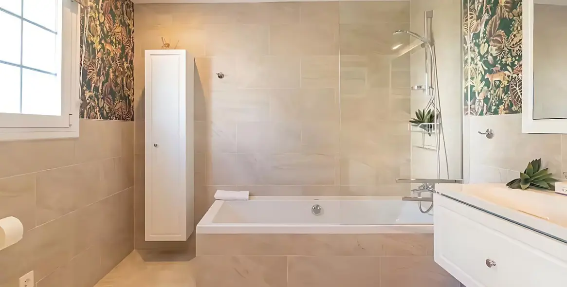 Sale of detached villa in El Paraiso 7