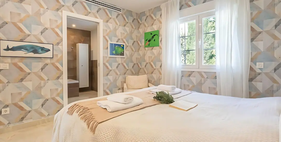 Sale of detached villa in El Paraiso 8