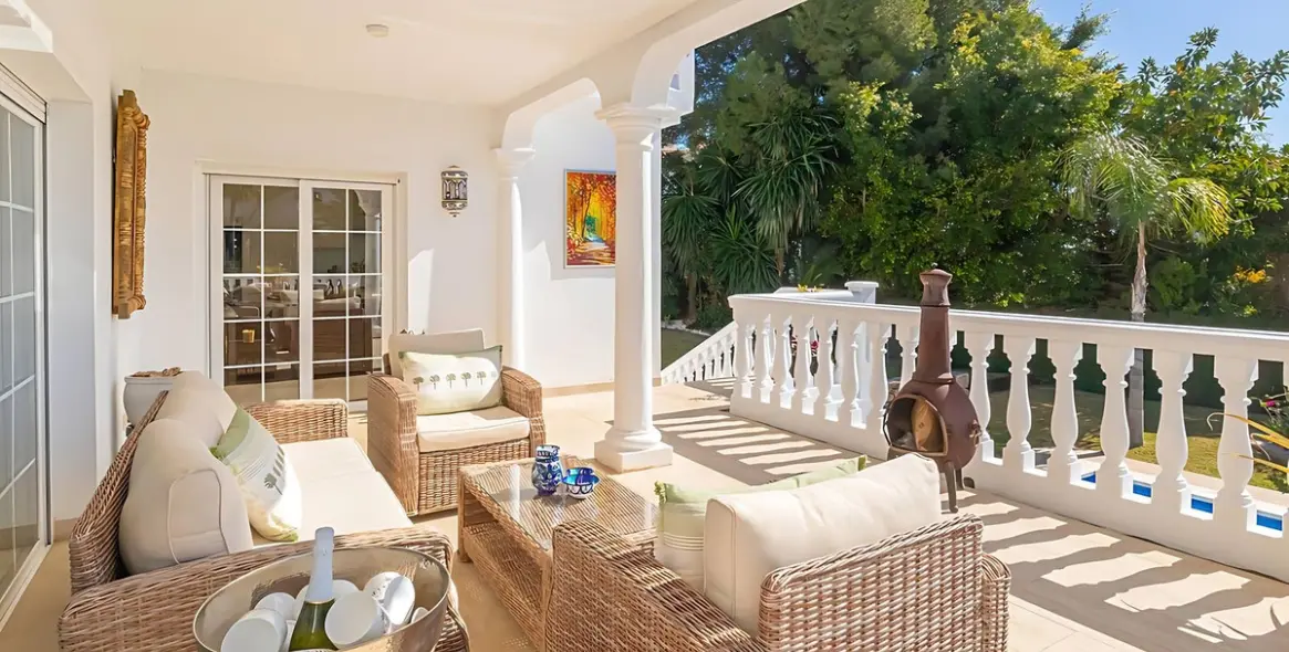 Sale of detached villa in El Paraiso 10
