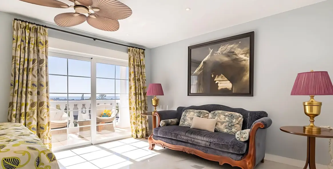 Sale of detached villa in El Paraiso 11