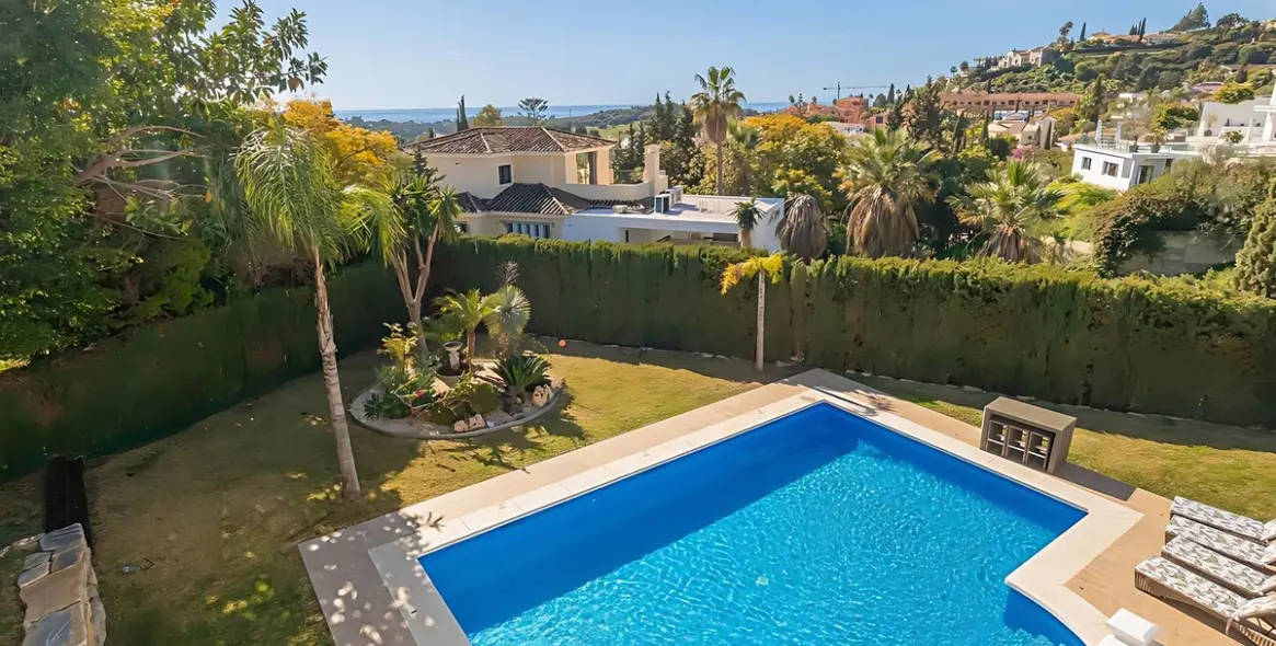Sale of detached villa in El Paraiso 13