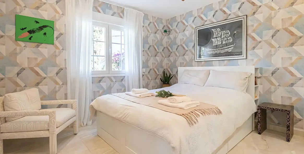 Sale of detached villa in El Paraiso 16