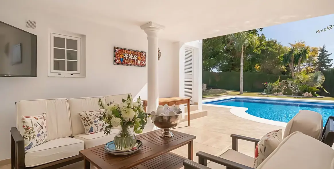 Sale of detached villa in El Paraiso 19
