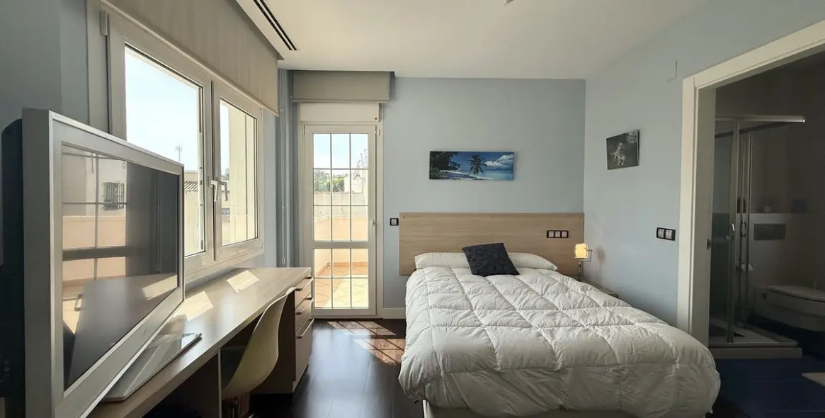 Sale of detached villa in Playamar 61