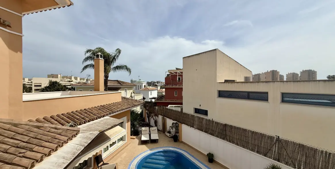 Sale of detached villa in Playamar 63