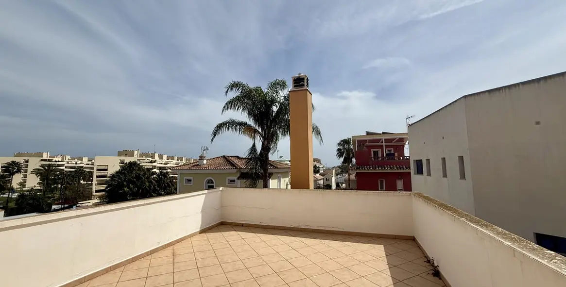 Sale of detached villa in Playamar 64