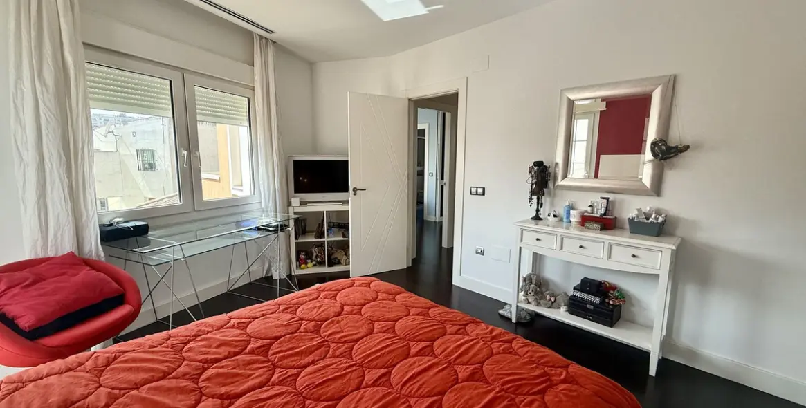 Sale of detached villa in Playamar 68