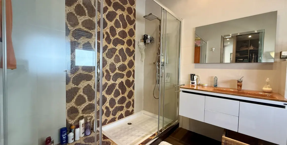 Sale of detached villa in Playamar 69