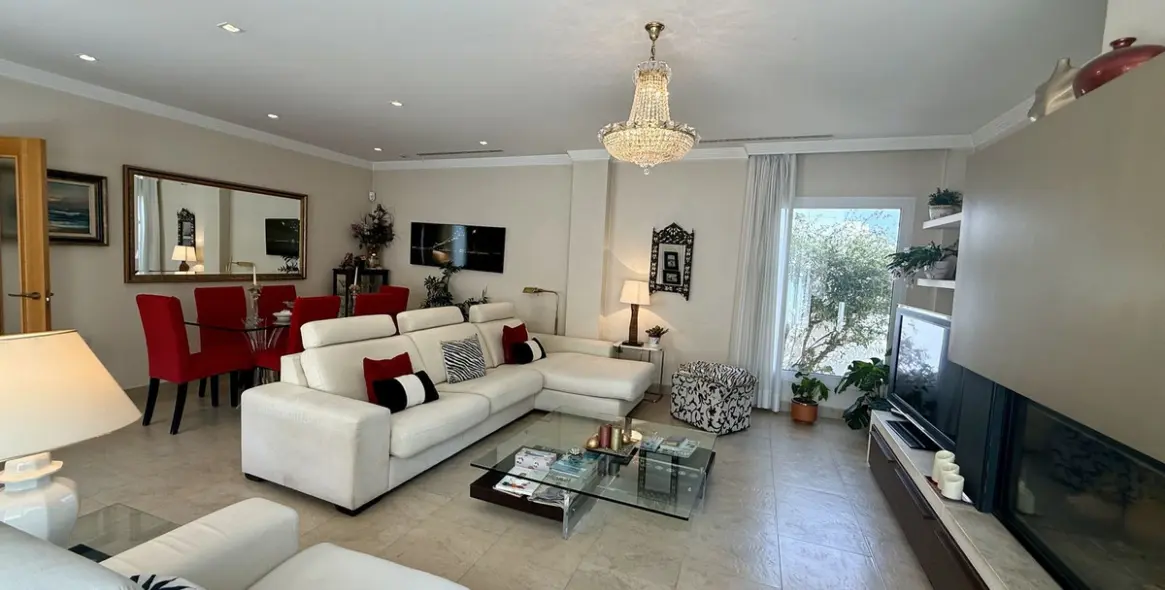 Sale of detached villa in Playamar 74