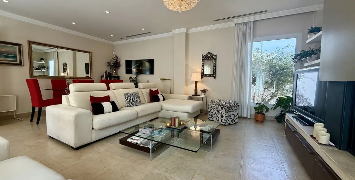 Sale of detached villa in Playamar 75