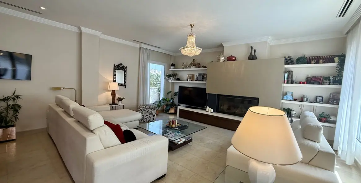 Sale of detached villa in Playamar 76