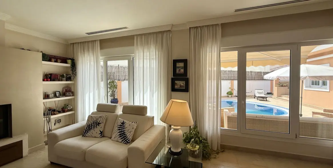 Sale of detached villa in Playamar 79