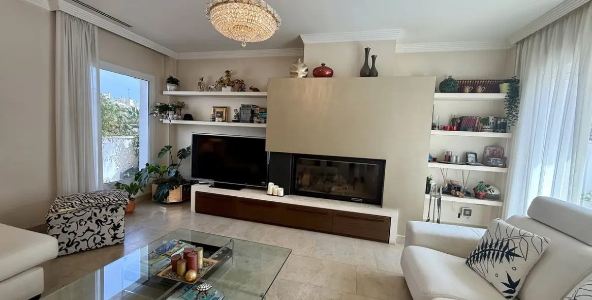 Sale of detached villa in Playamar 80