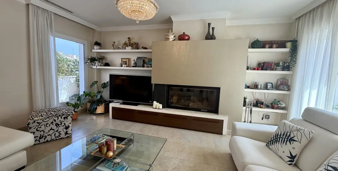 Sale of detached villa in Playamar 81