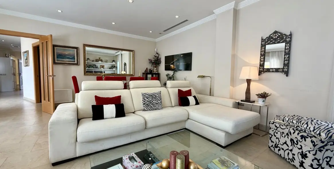 Sale of detached villa in Playamar 83