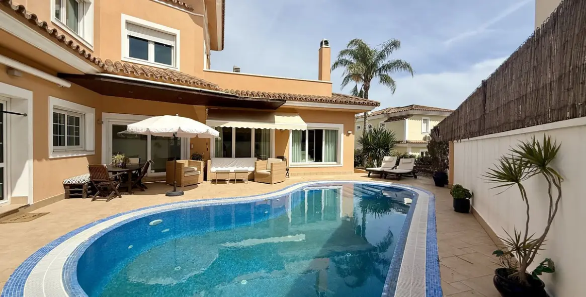 Sale of detached villa in Playamar 84