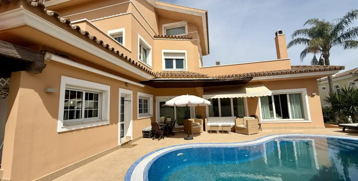Sale of detached villa in Playamar 85