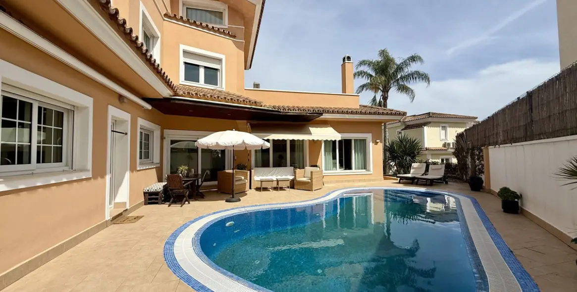 Sale of detached villa in Playamar 87