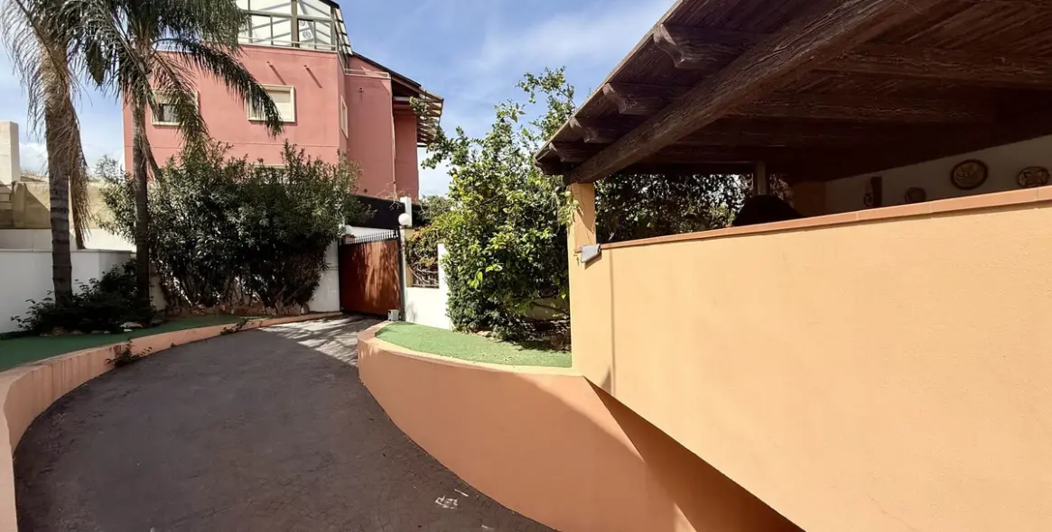 Sale of detached villa in Playamar 92