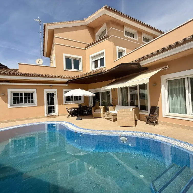 Sale of detached villa in Playamar