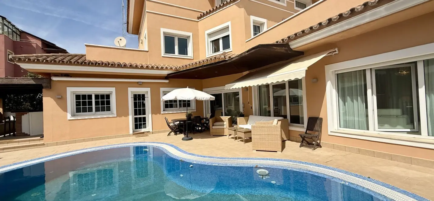Sale of detached villa in Playamar 1