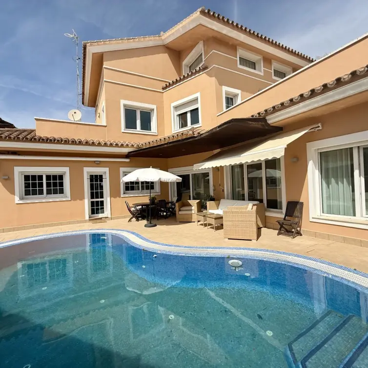 Sale of detached villa in Playamar