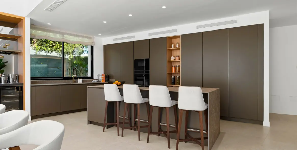 Продажа  отдельно стоящей виллы в Nueva Andalucía 11