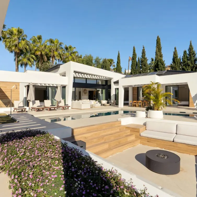 Sale of detached villa in Nueva Andalucía