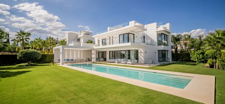 Продажа  отдельно стоящей виллы в Los Flamingos 1