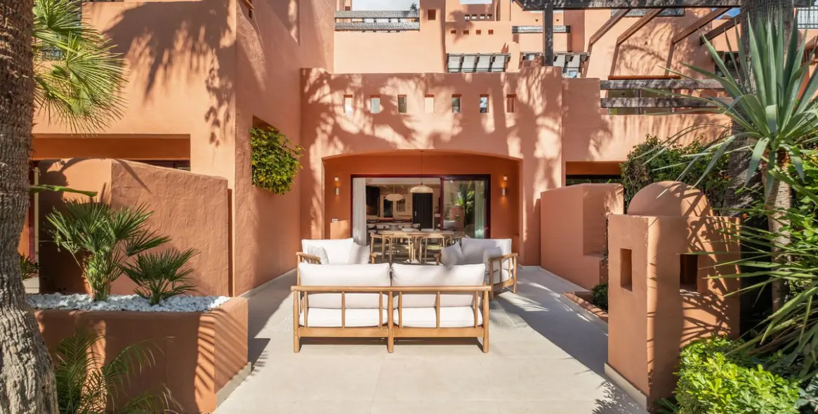 Долгосрочная аренда дома на две семьи в The Golden Mile 1