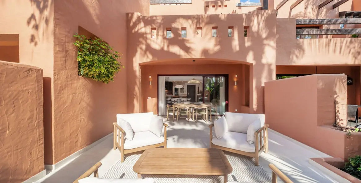 Долгосрочная аренда дома на две семьи в The Golden Mile 13