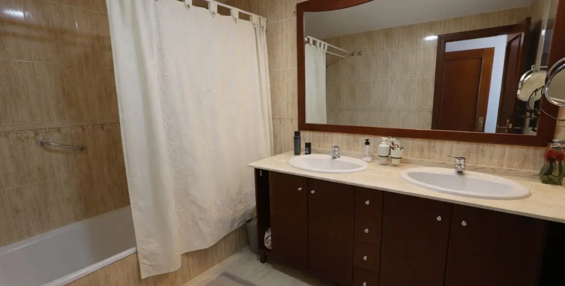 Venta de apartamento en planta media en Arroyo de la Miel 12