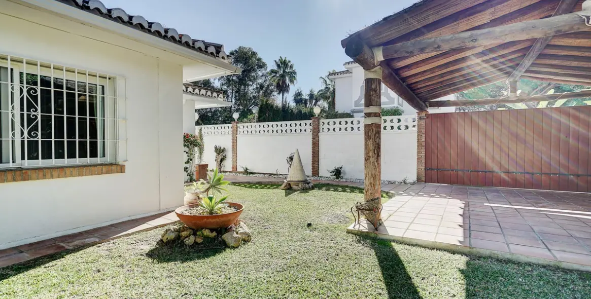 Продажа  отдельно стоящей виллы в Calahonda 31