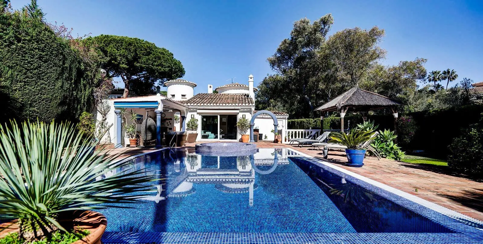 Sale of detached villa in Calahonda 1