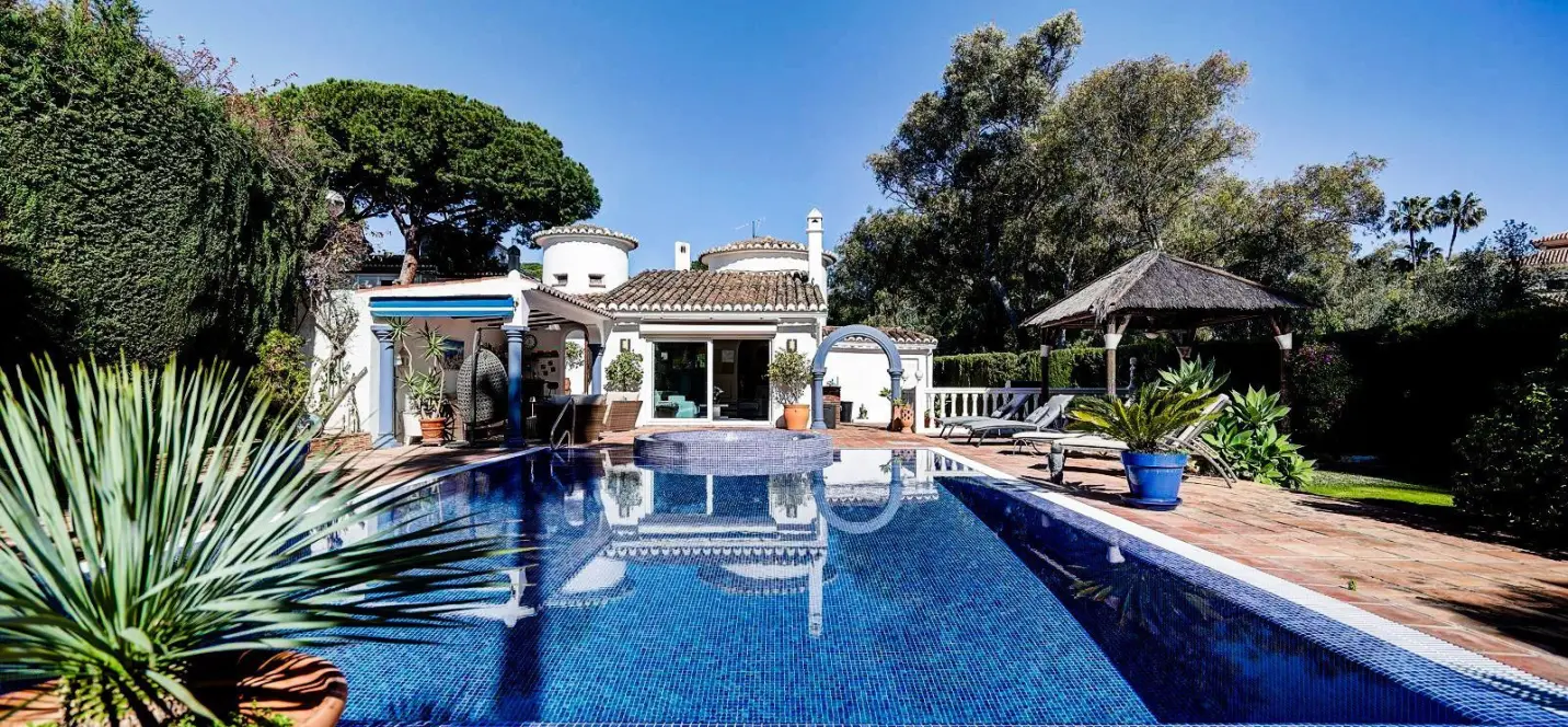 Sale of detached villa in Calahonda 0