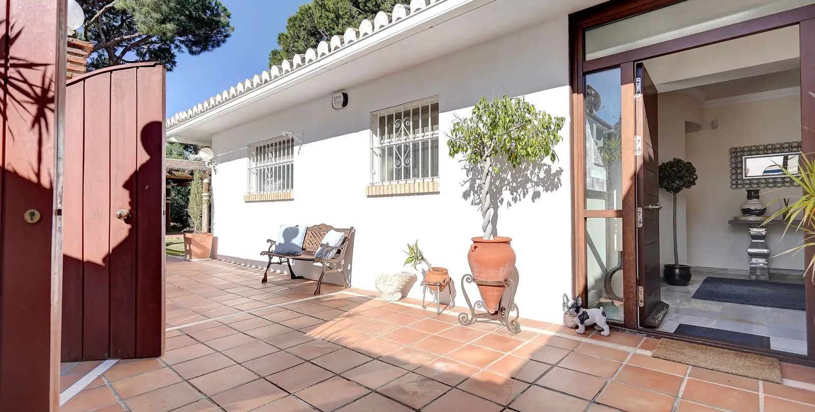 Sale of detached villa in Calahonda 2