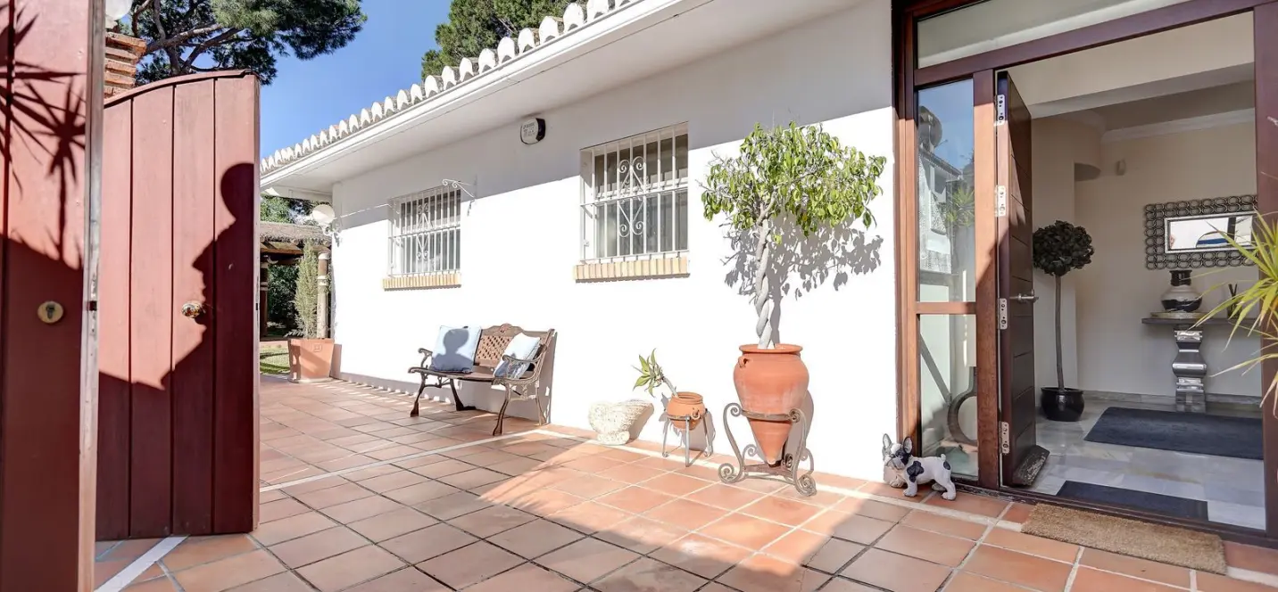 Sale of detached villa in Calahonda 1