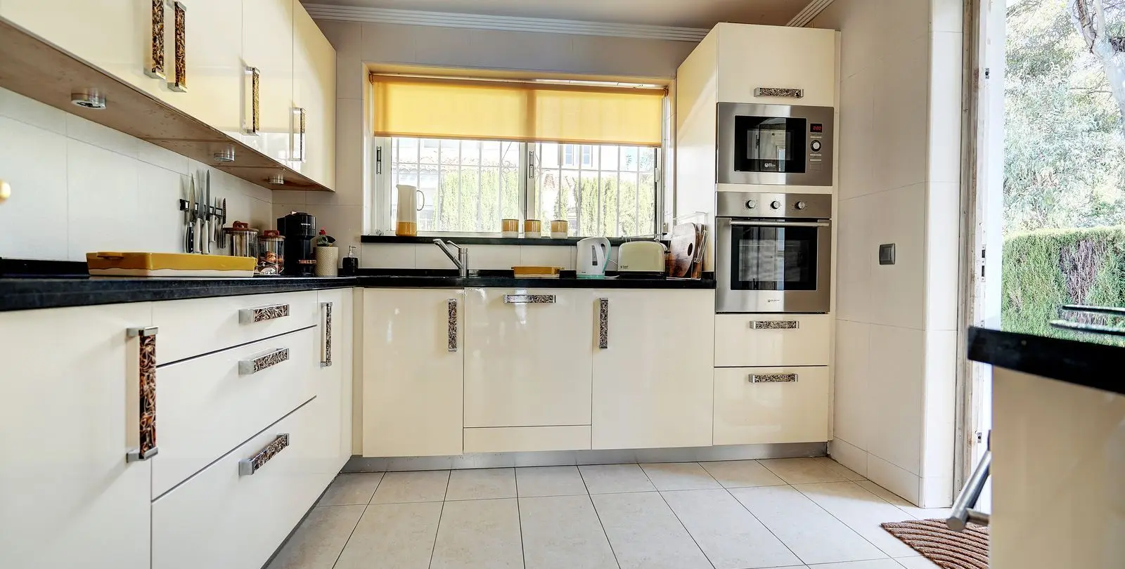 Sale of detached villa in Calahonda 13
