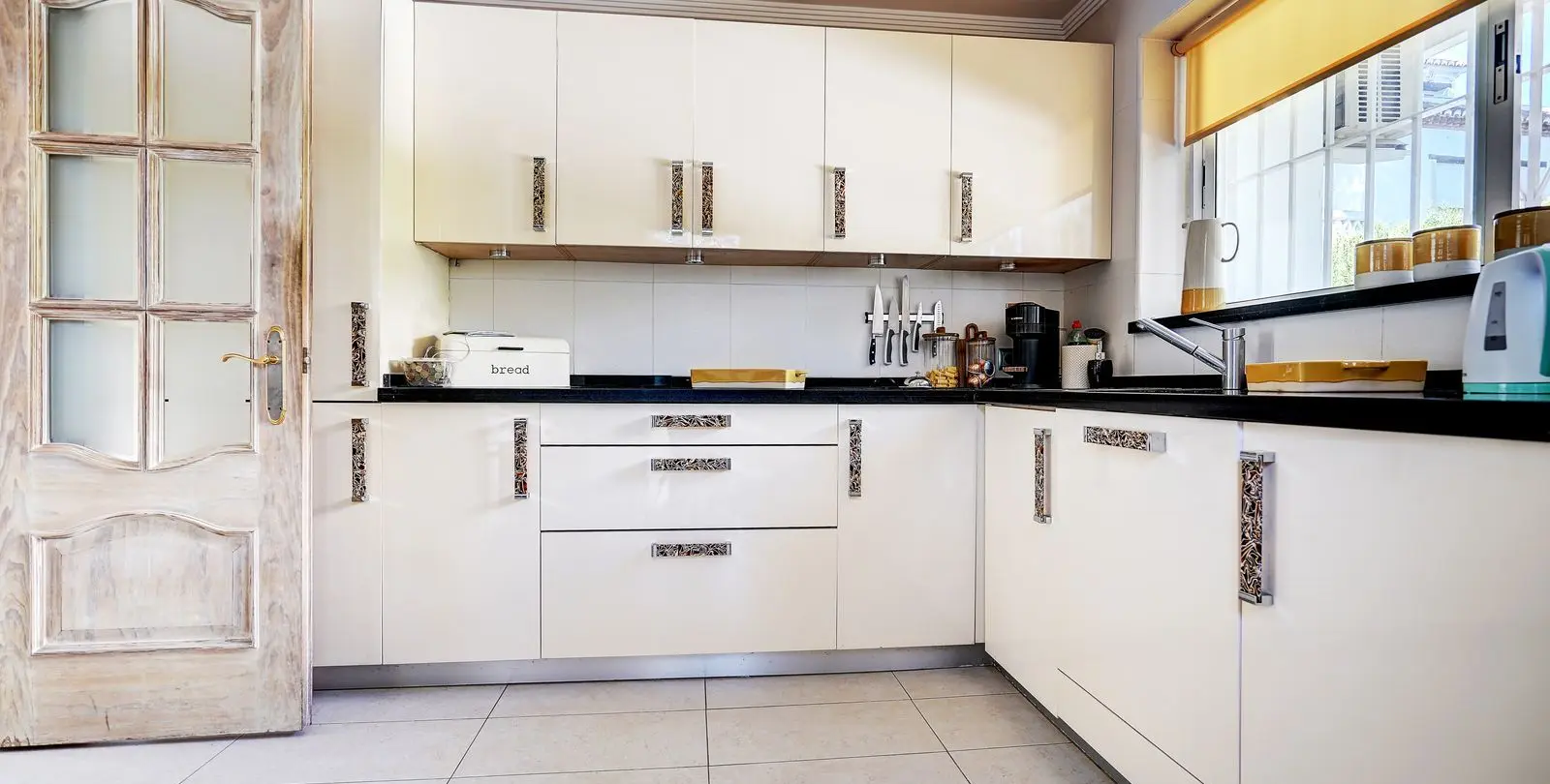 Sale of detached villa in Calahonda 14