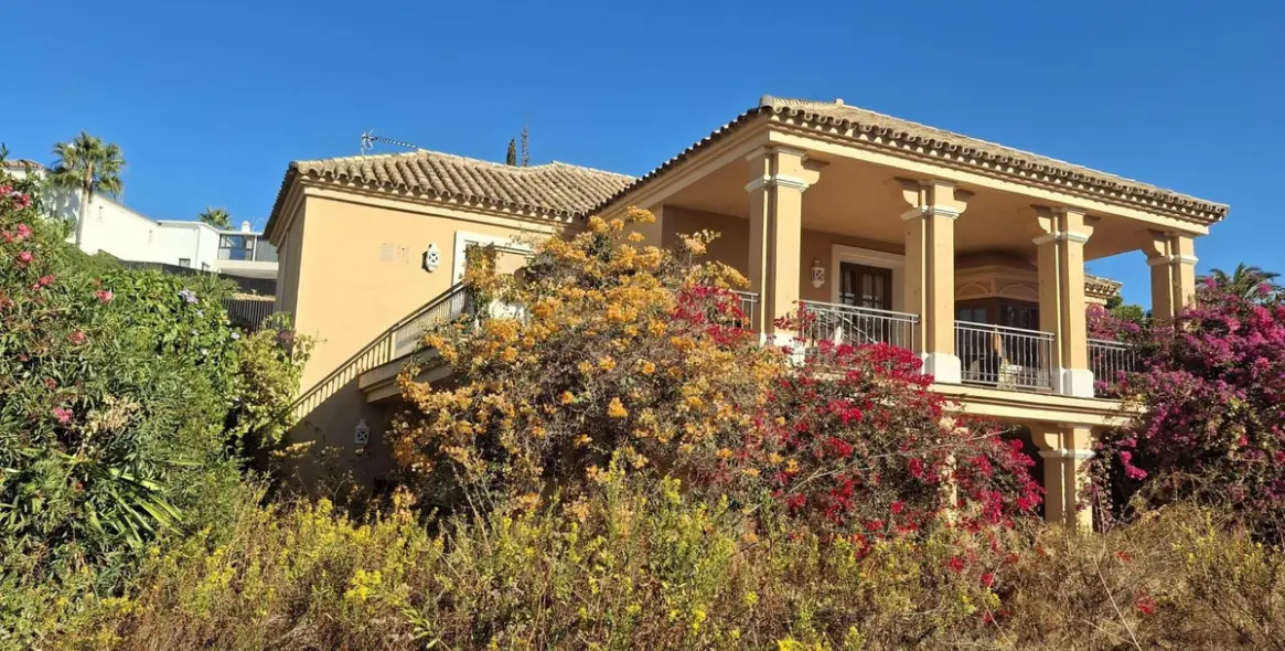 Продажа  отдельно стоящей виллы в Estepona 1