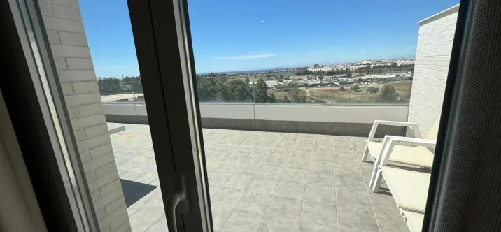 Long-term rent of penthouse in Nueva Andalucía 3